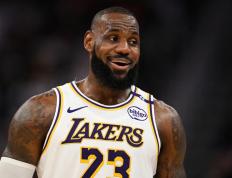 世俱杯分组-开拓者vs湖人：詹姆斯重返巅峰，湖人横扫开拓者