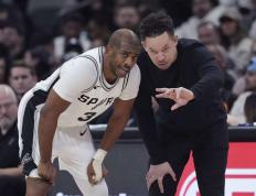 世俱杯决赛-雄鹿惨败火箭，安特托昆博受伤退场，球队重创