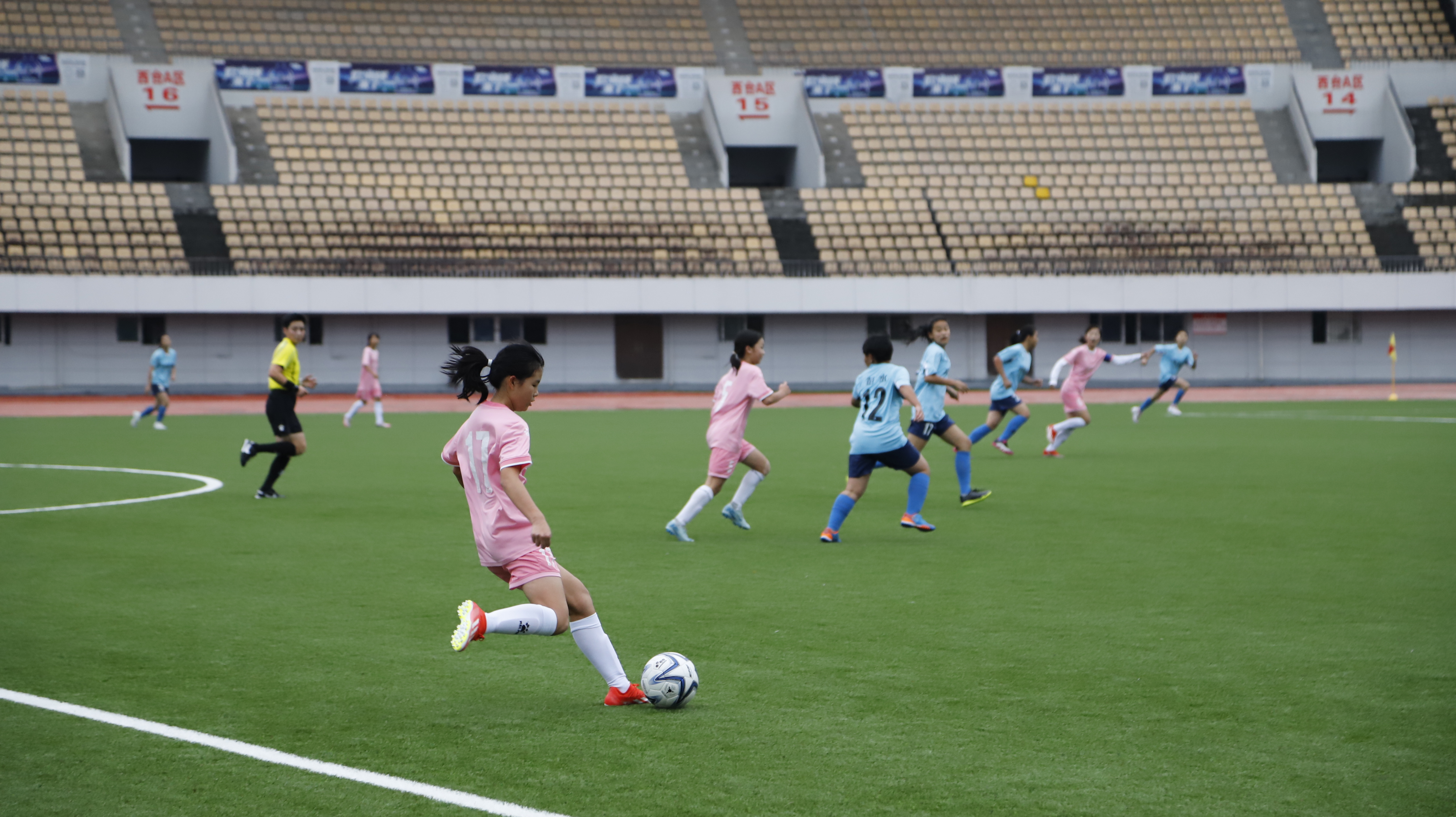世俱杯2025-足球比赛中球员技艺精湛，场面激烈