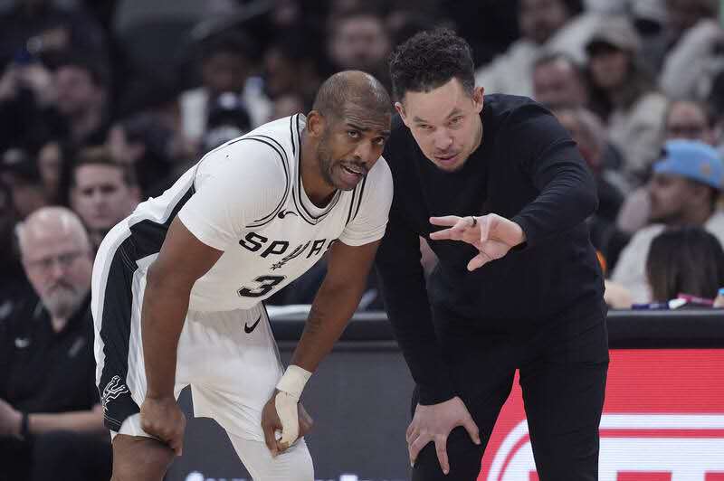 世俱杯决赛-雄鹿惨败火箭，安特托昆博受伤退场，球队重创