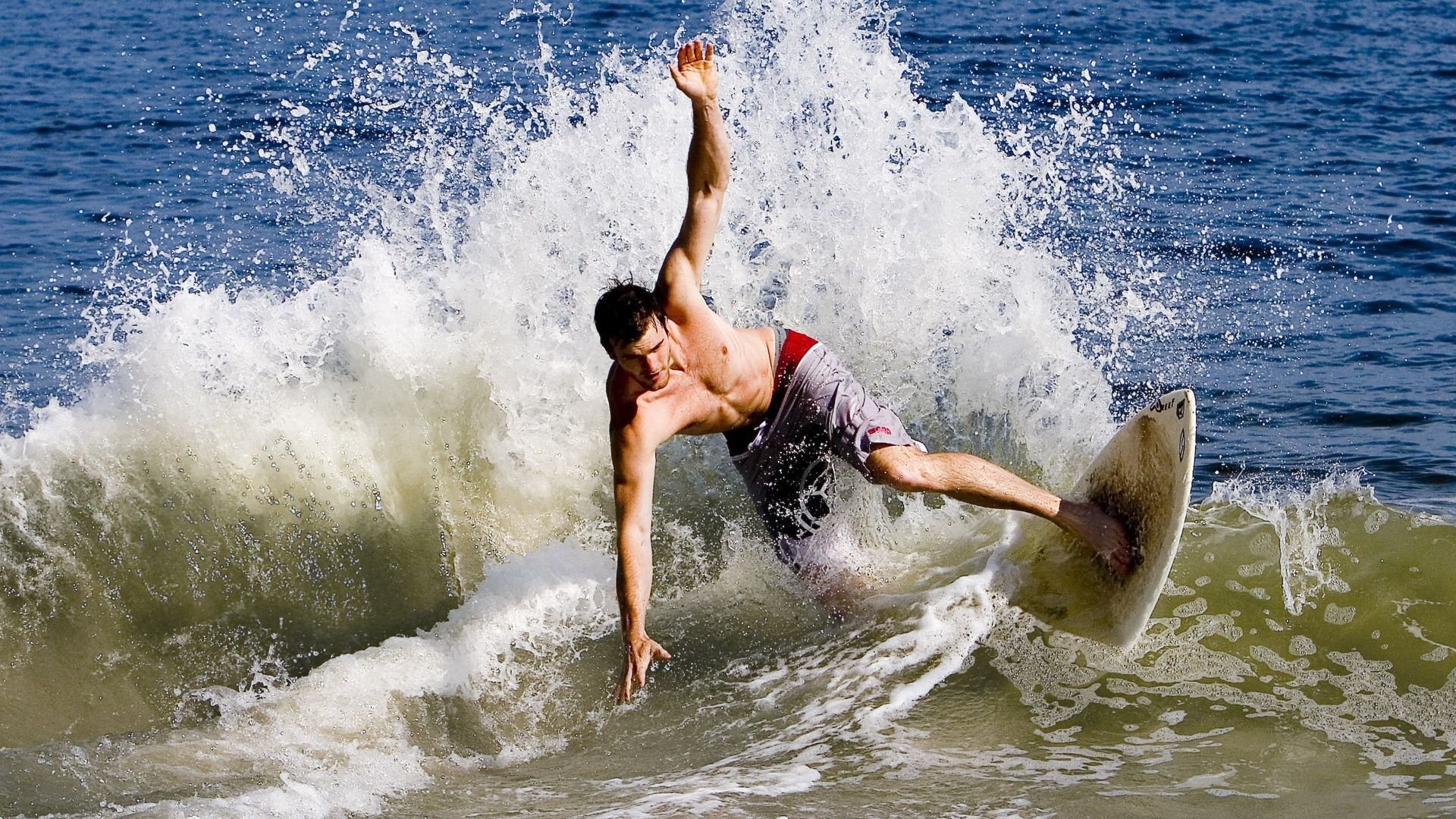 世俱杯决赛-全球棋局，当萨拉赫接管球场时，乌克兰正悄然带走日本